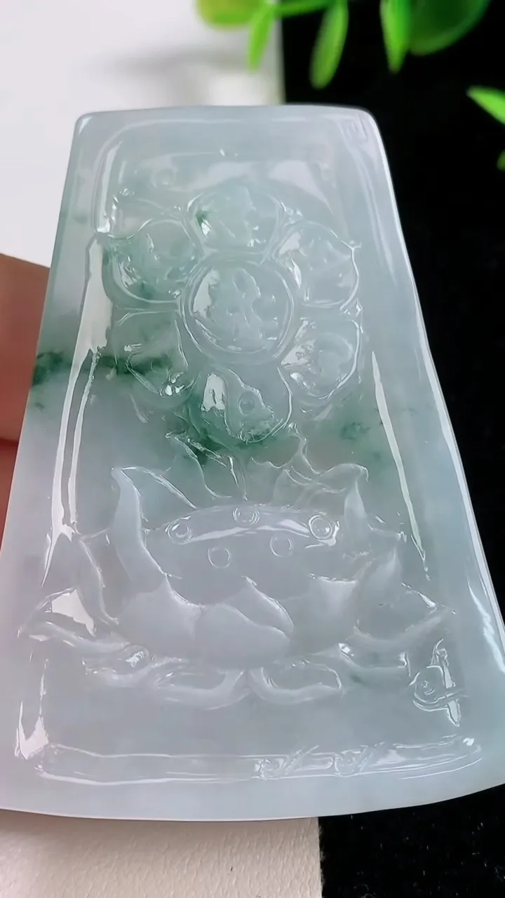天然A货翡翠冰种飘花大势至观音菩萨吊坠，尺寸62.3-48.2-7.2，重量:40.00g
9月17日