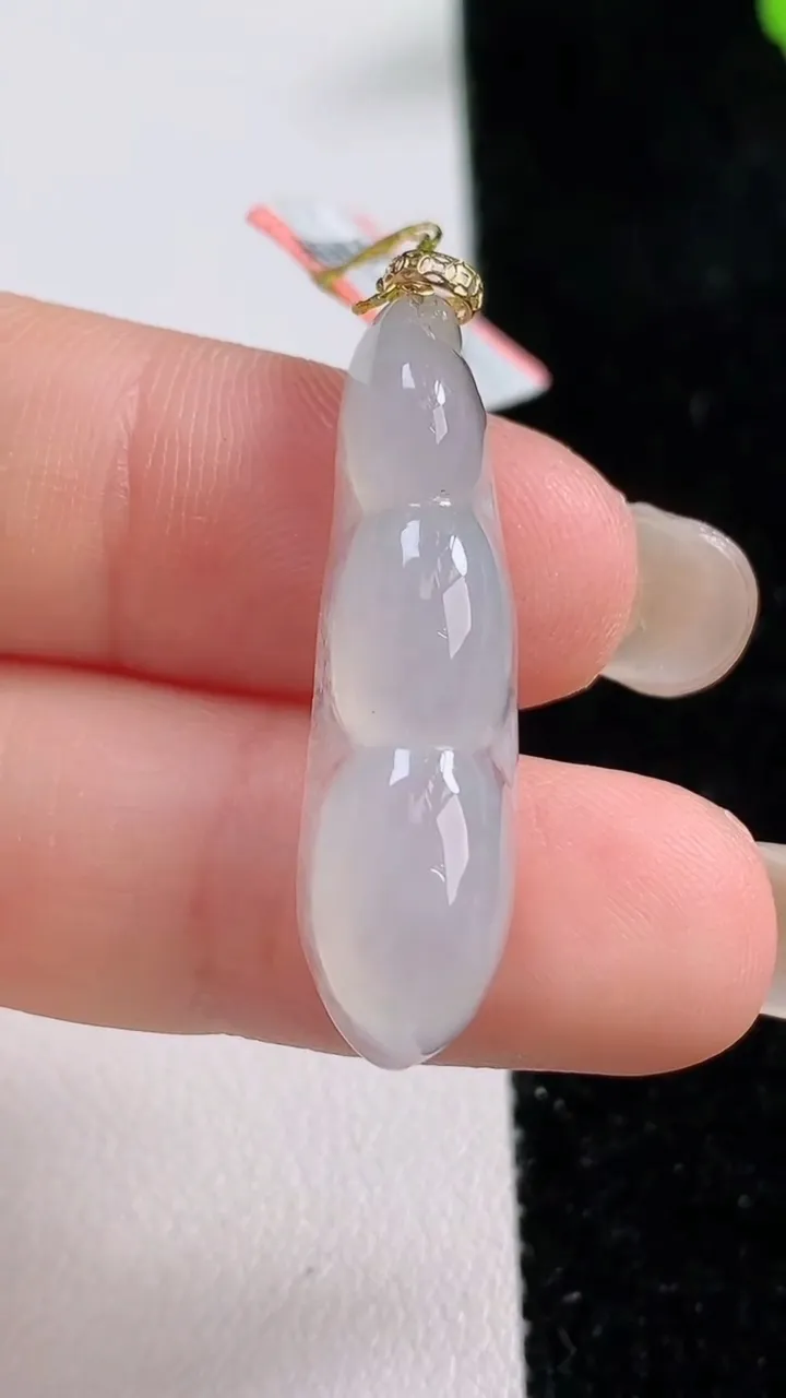 天然A货翡翠种白冰福豆吊坠，尺寸32.5-9.7-6，重量:3.21g
9月17日