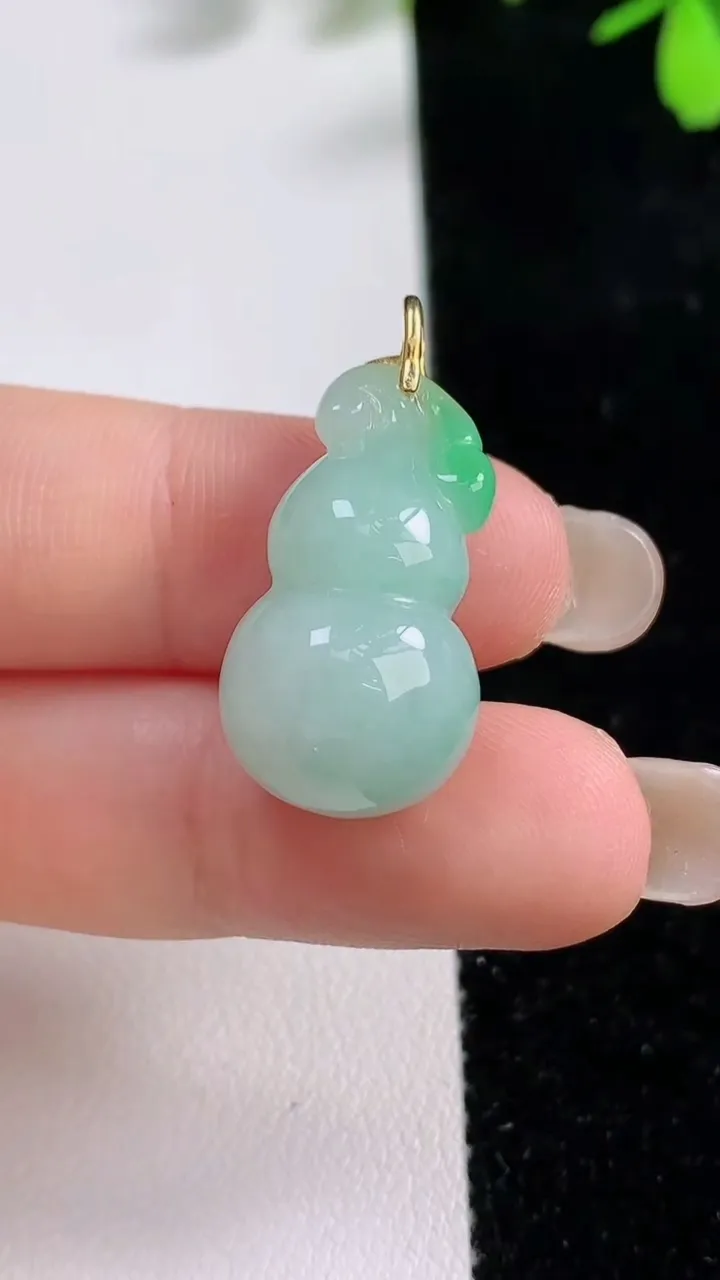 天然A货翡翠葫芦吊坠，尺寸23.8-13.3-12，重量:5.65g
9月17日