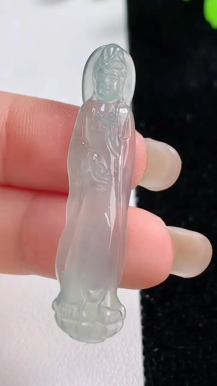 天然A货翡翠观音菩萨吊坠，尺寸45.8-10-3.3，重量:3.50g
9月17日