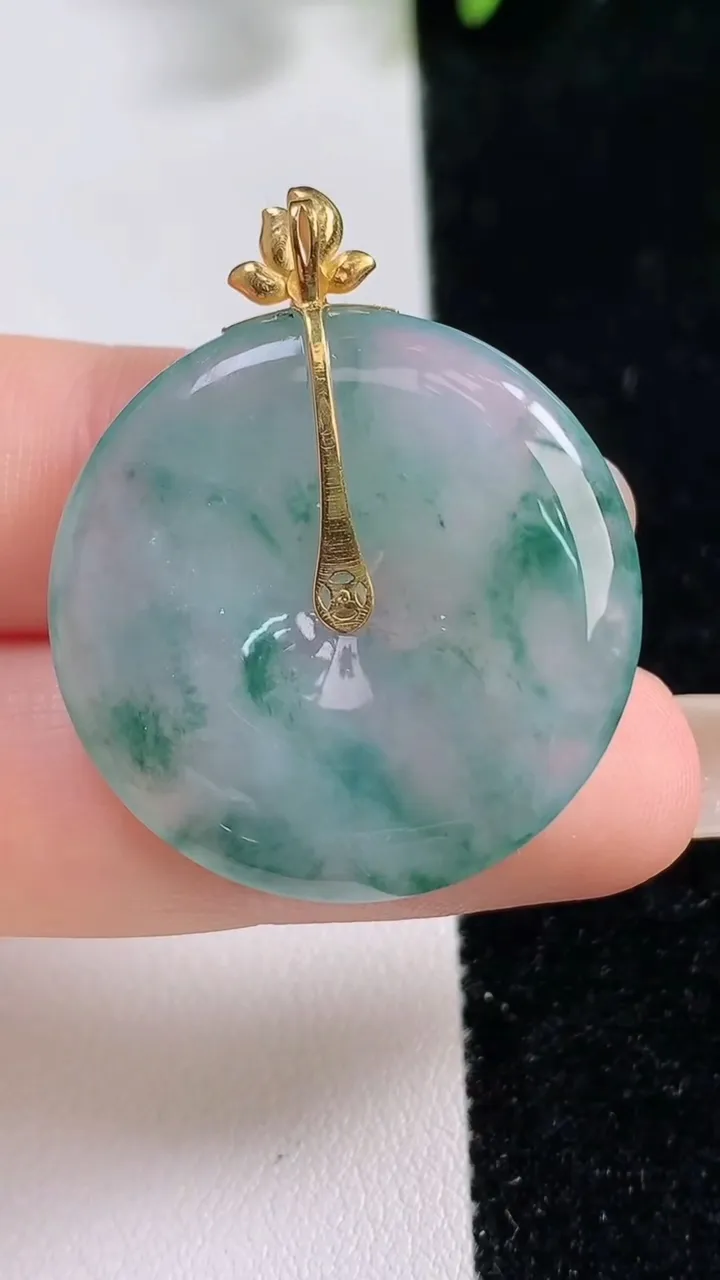 天然A货翡翠种飘花平安扣吊坠，尺寸29-4.4，重量:8.42g
9月17日