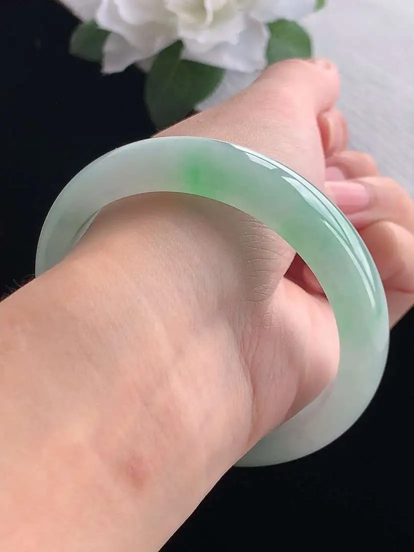 a货翡翠老坑冰种飘绿正装正圈手镯57-58圈口  尺寸57.6×13.4×7.6mm 重量58.85g 0916