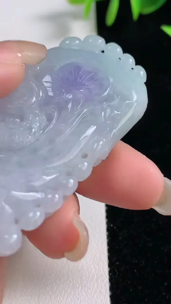 天然A货翡翠春带彩 紫罗兰龙牌吊坠，尺寸57.5-32.8-12.4，重量:46.08g
9月17日