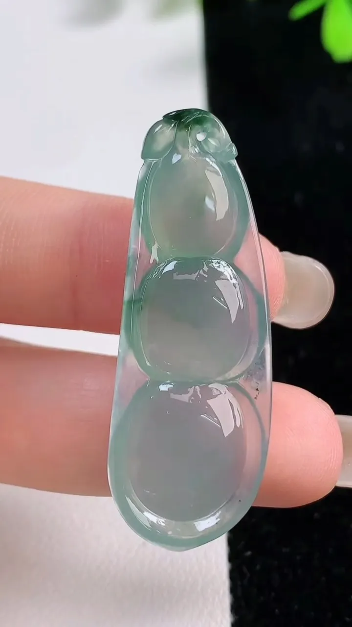 天然A货翡翠冰种飘花福豆吊坠，尺寸44.4-16-5，重量:6.00g
9月17日