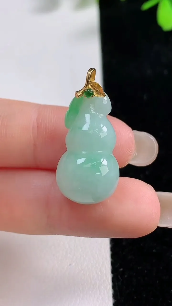 天然A货翡翠葫芦吊坠，尺寸23.8-13.3-12，重量:5.65g
9月17日