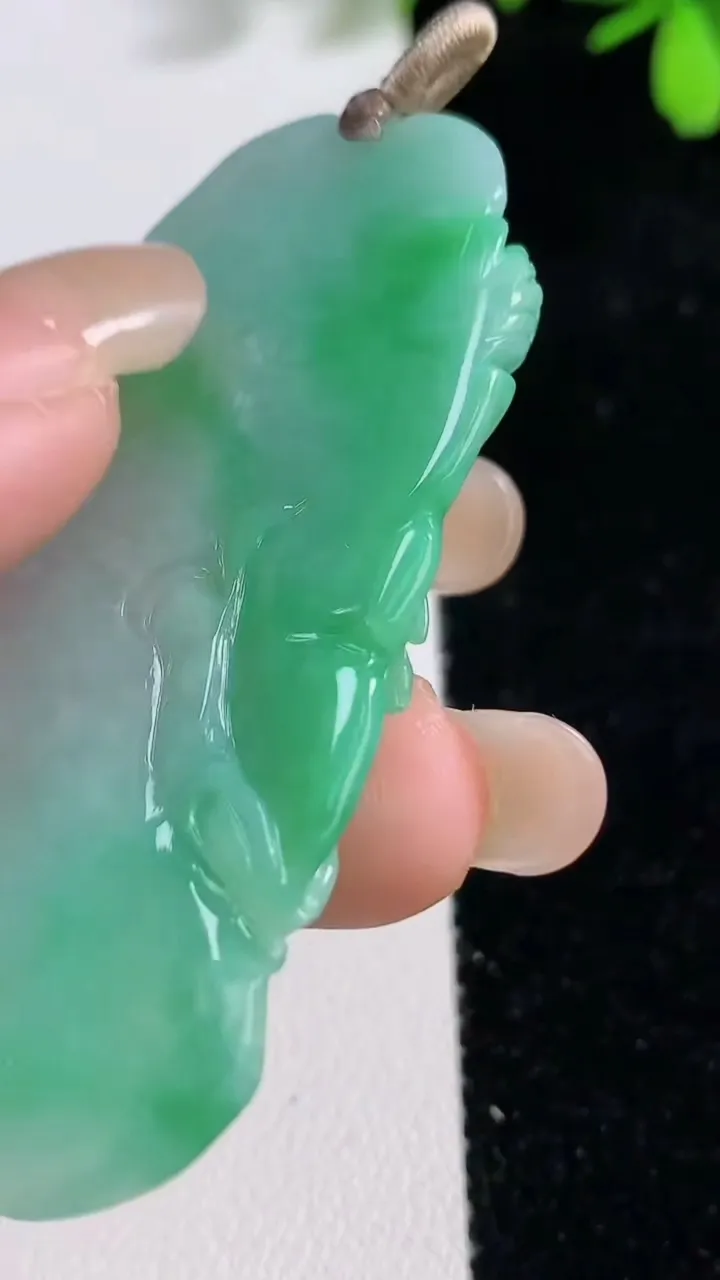 天然A货翡翠年年有余吊坠，尺寸58.2-25-4.7，重量:15.53g
9月17日