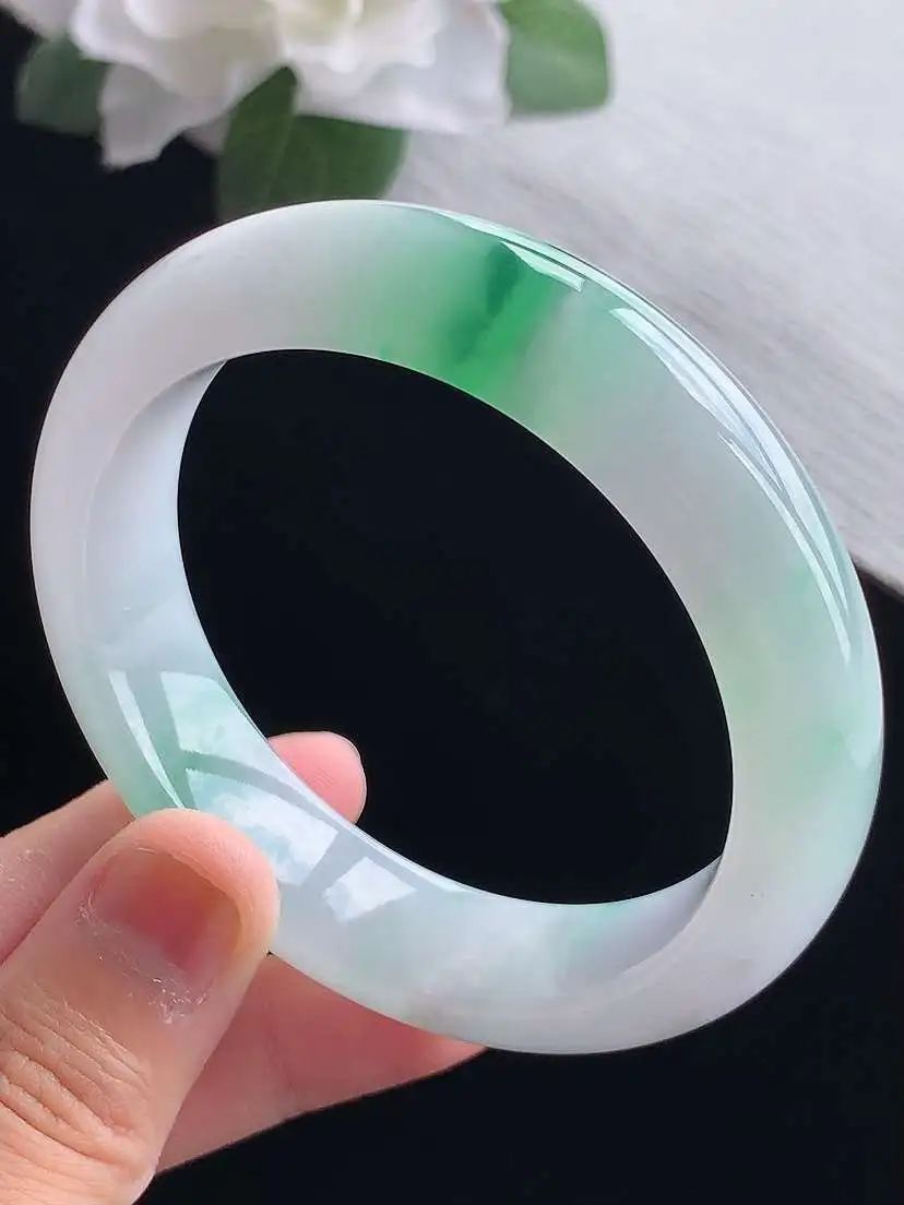 a货翡翠老坑冰种飘绿正装正圈手镯54-55圈口 尺寸54.3×13.5×8.5mm 重量63.22g