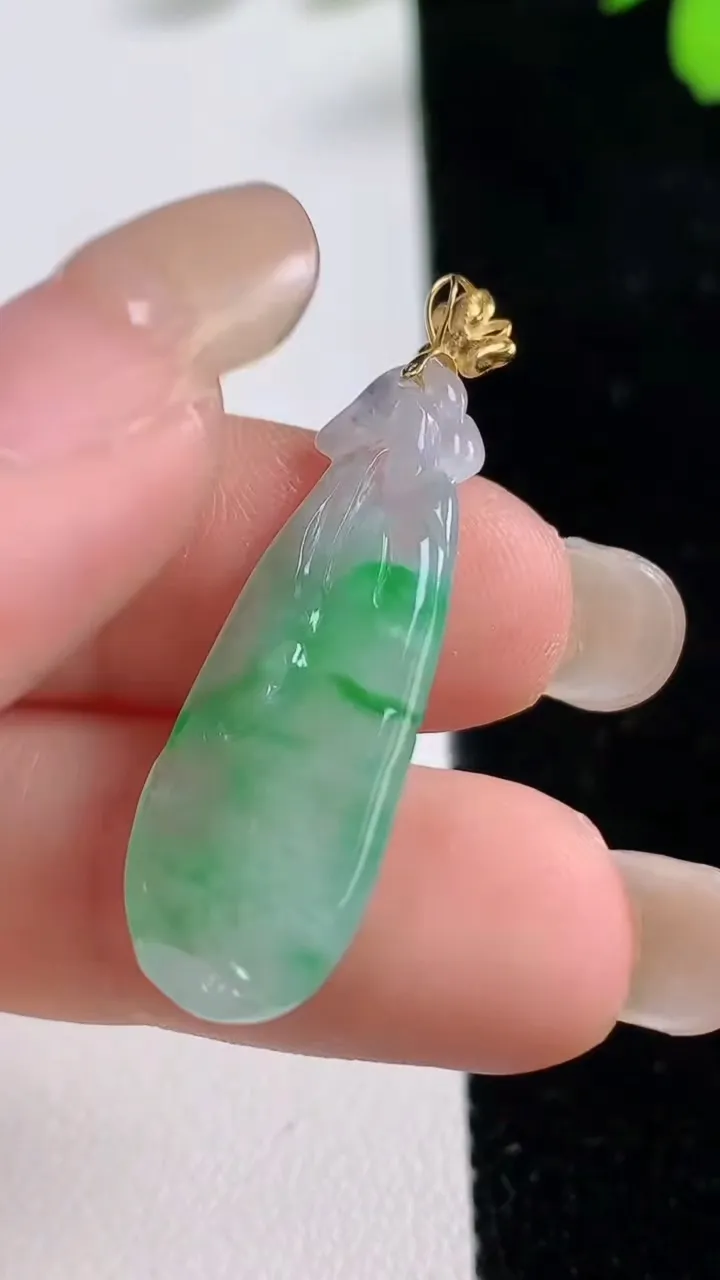 天然A货翡翠福瓜吊坠，尺寸30-12-5，重量:3.20g
9月17日
