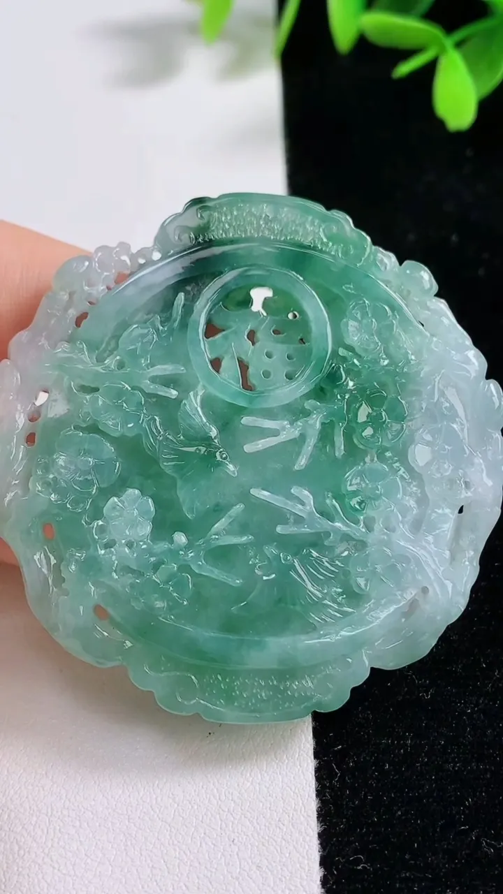 天然A货翡翠仿古山水牌吊坠，尺寸54.3-53.5-6，重量:32.52g
9月17日
