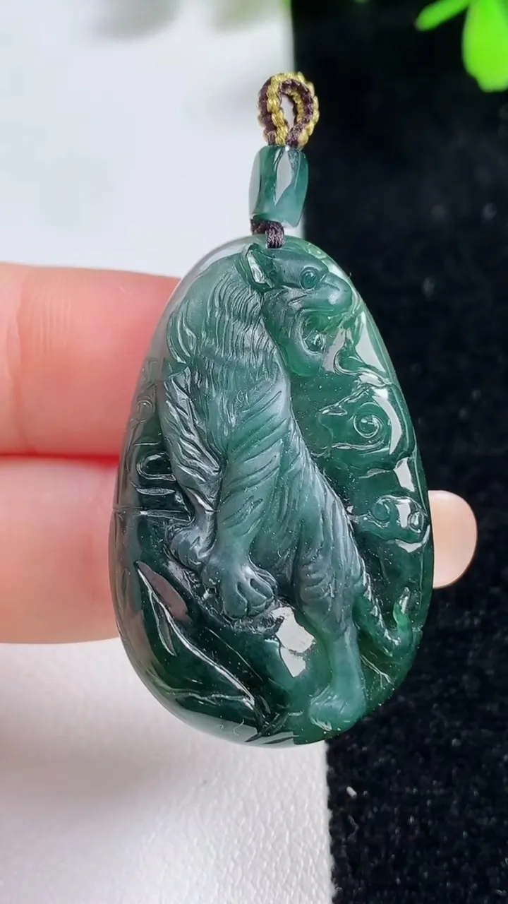 天然A货翡翠生肖虎吊坠，尺寸38-24.4-6，重量:10.92g
9月17日