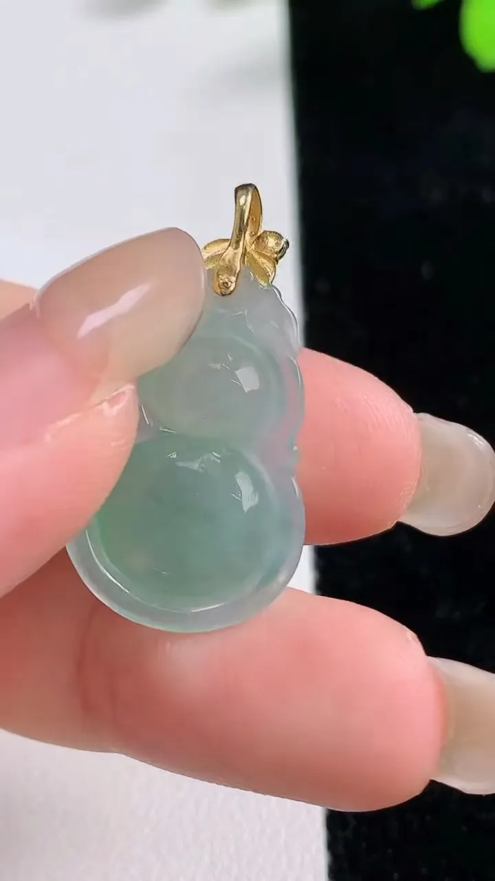 天然A货翡翠葫芦吊坠，尺寸25-15.8-6.4，重量:3.59g
9月17日