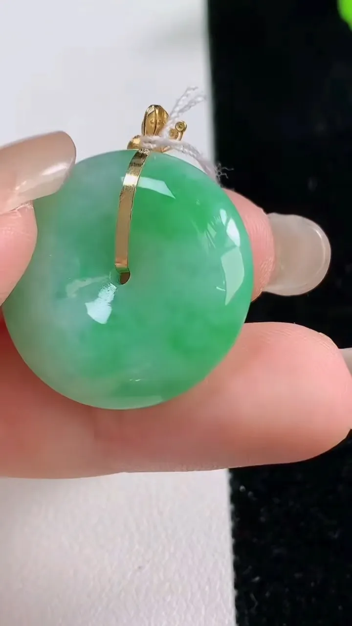 天然A货翡翠平安扣吊坠，尺寸24.5-6.2，重量:8.17g
9月17日
