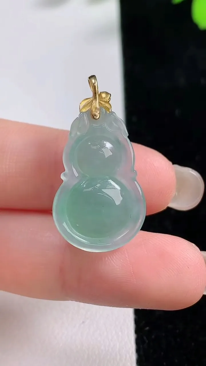 天然A货翡翠葫芦吊坠，尺寸25-15.8-6.4，重量:3.59g
9月17日