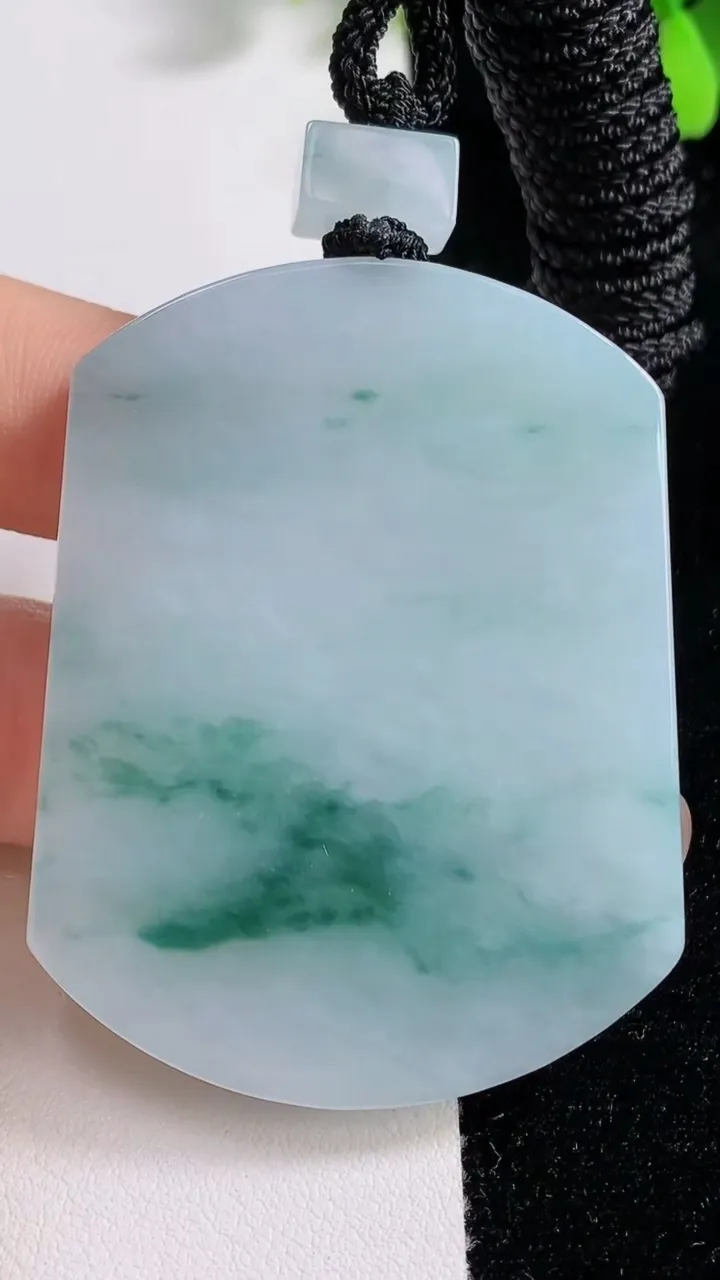 天然A货翡翠冰种飘花无事牌吊坠，尺寸53.6-41.2-5.5，重量:41.11g
9月17日