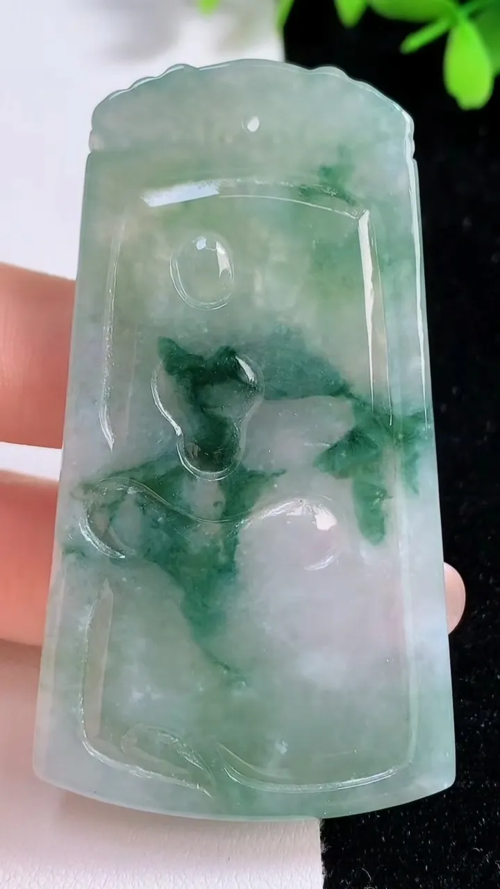 天然A货翡翠飘花虚空藏菩萨吊坠，尺寸66.2-36.3-5.3，重量:29.05g
9月17日