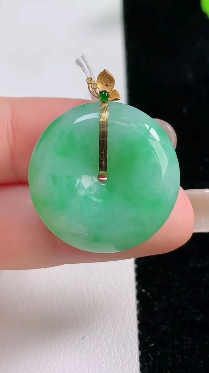 天然A货翡翠平安扣吊坠，尺寸24.5-6.2，重量:8.17g
9月17日