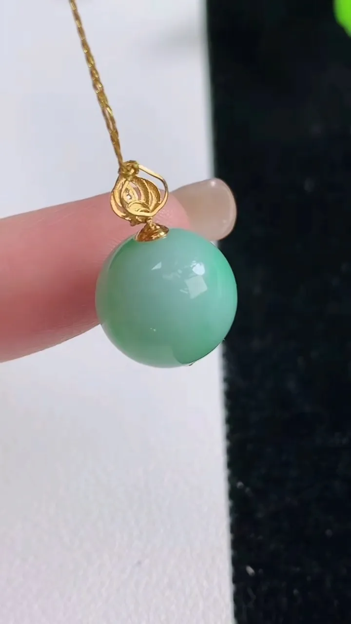 天然A货翡翠圆珠吊坠，尺寸12，重量:3.26g
9月17日