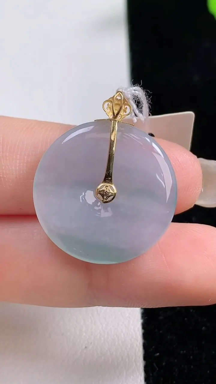 天然A货翡翠平安扣吊坠，尺寸22.5-3.5，重量:4.27g
9月17日