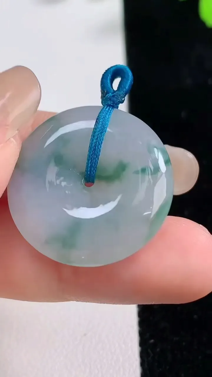 天然A货翡翠飘花平安扣吊坠，尺寸25.5-5，重量:7.07g
9月17日