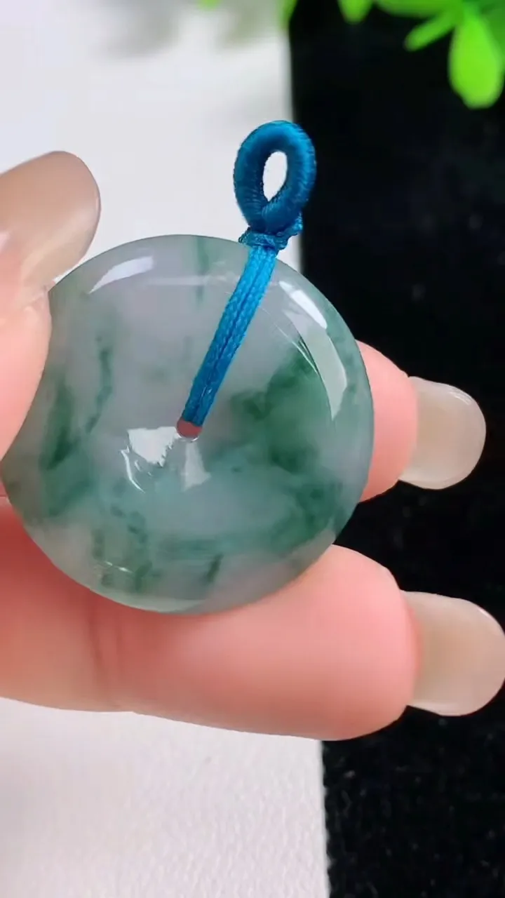 天然A货翡翠飘花平安扣吊坠，尺寸25.6-5，重量:7.28g
9月17日