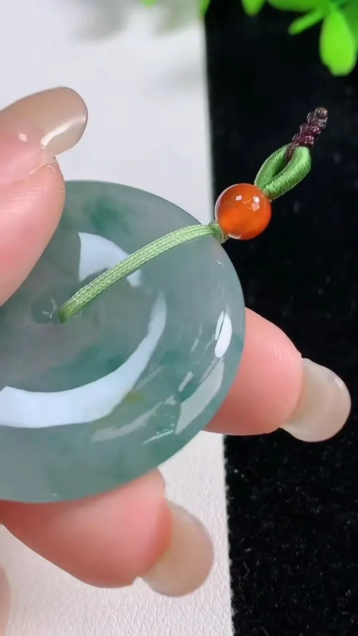 天然A货翡翠冰种飘花平安扣吊坠，尺寸38.8-6.7，重量:22.14g
9月17日