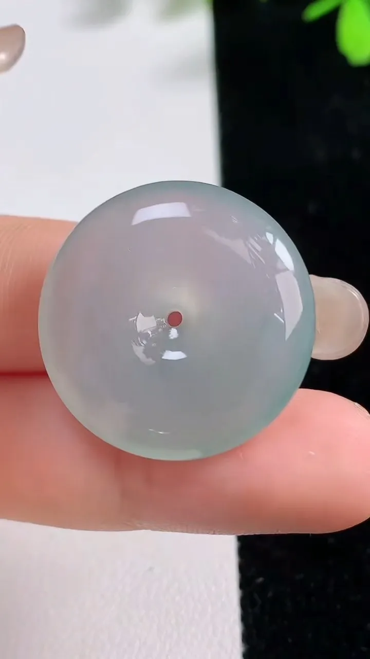 天然A货翡翠平安扣吊坠，尺寸25.5-5.7，重量:7.89g
9月17日