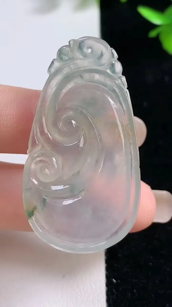 天然A货翡翠冰种飘花如意吊坠，尺寸48-26-5.5，重:10.77g
9月17日