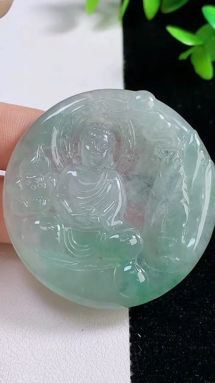 天然A货翡翠大日如来吊坠，尺寸51.6-5.6，重:30.40g
9月17日