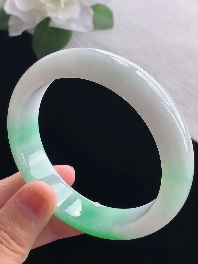a货翡翠老坑冰种飘绿正装正圈手镯59-60大圈口  尺寸59×13.6×8.3mm 重量68.28g 0916