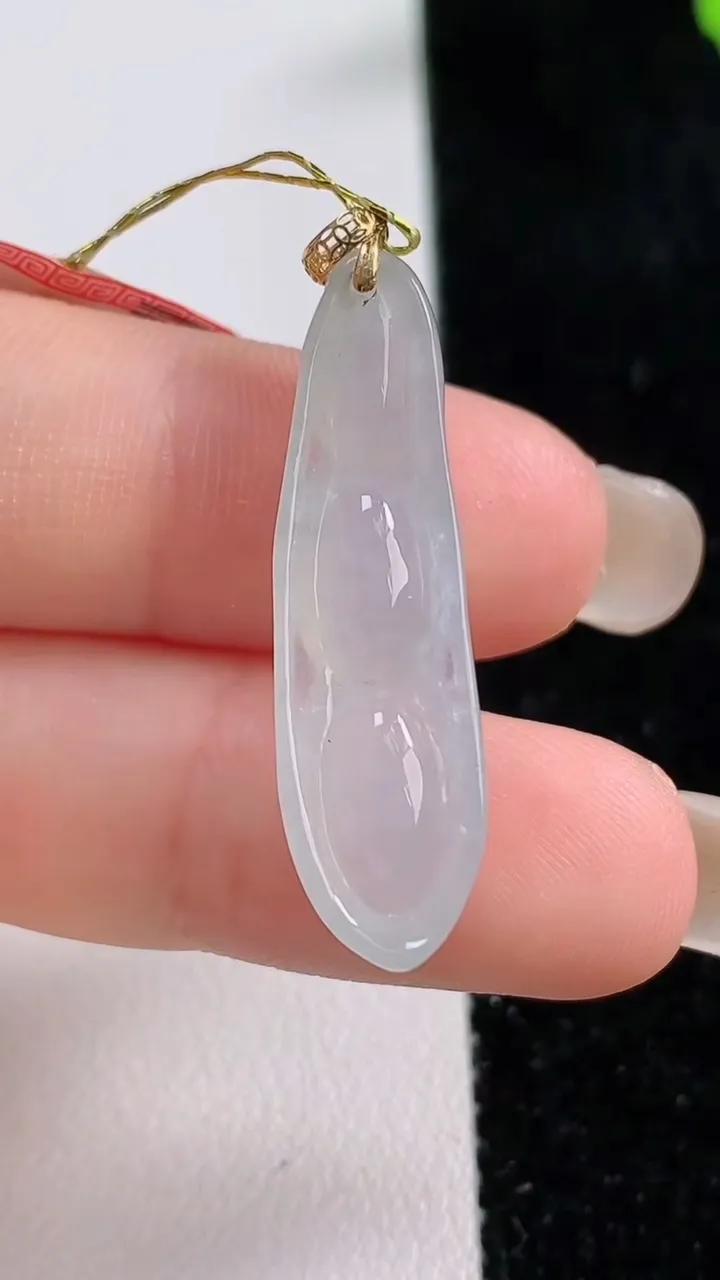 天然A货翡翠种白冰福豆吊坠，尺寸32.5-9.7-6，重量:3.21g
9月17日