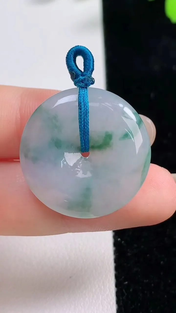 天然A货翡翠飘花平安扣吊坠，尺寸25.5-5，重量:7.07g
9月17日