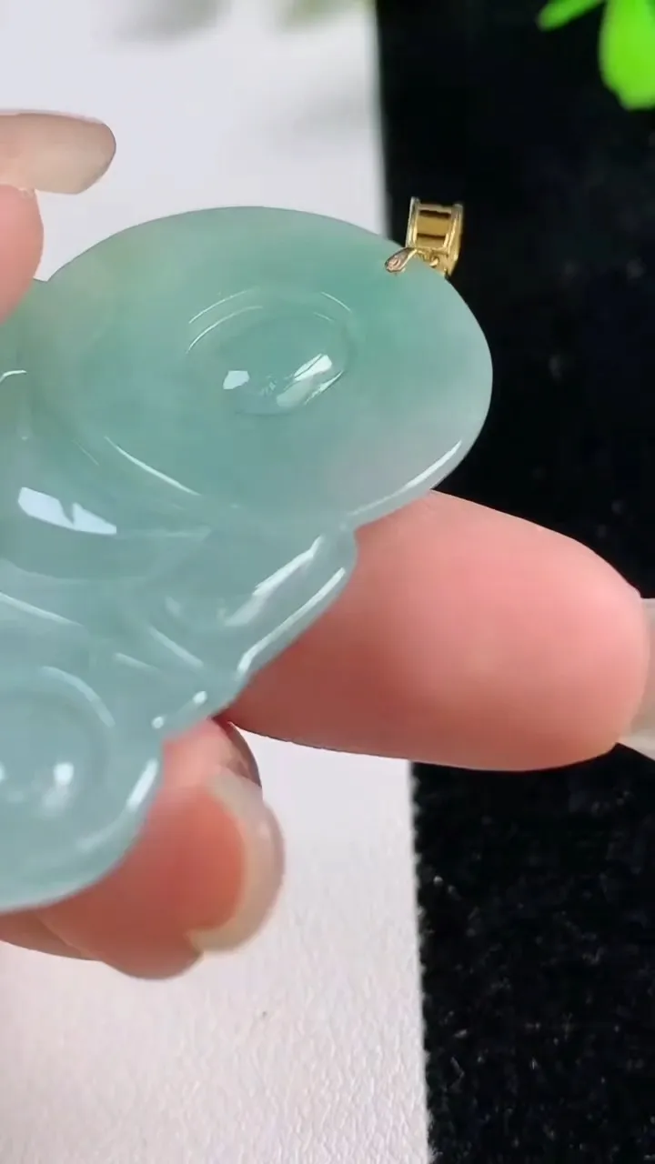 天然A货翡翠正装观音菩萨吊坠，尺寸51-36.2-5.8，重量:19.77g
9月17日