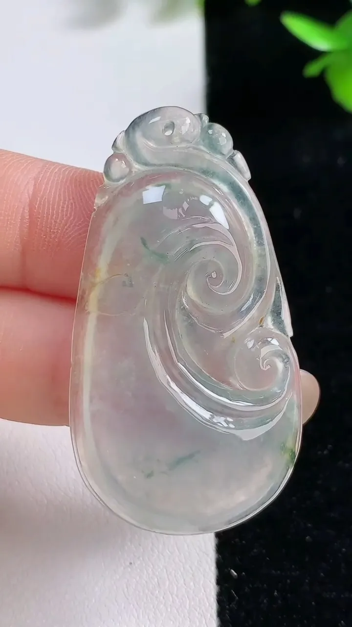 天然A货翡翠冰种飘花如意吊坠，尺寸48-26-5.5，重:10.77g
9月17日