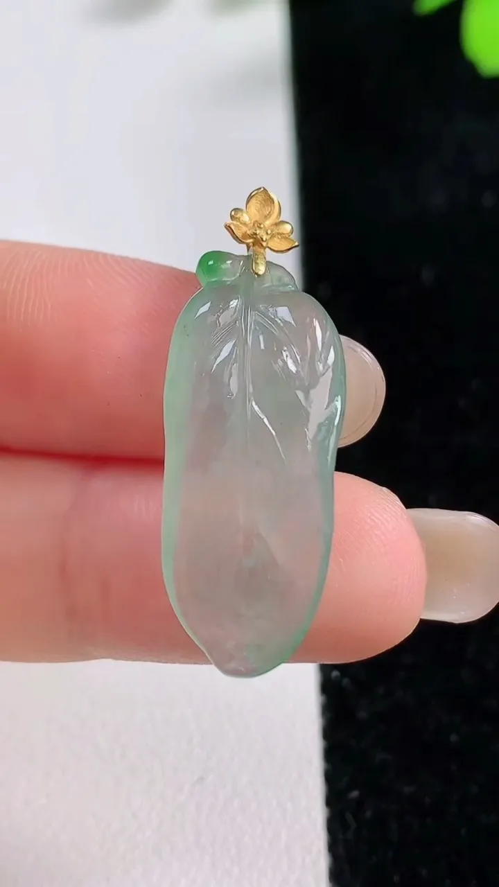 天然A货翡翠金枝玉叶 叶子吊坠，尺寸27.7-11.8-4，重量:2.80g
9月17日