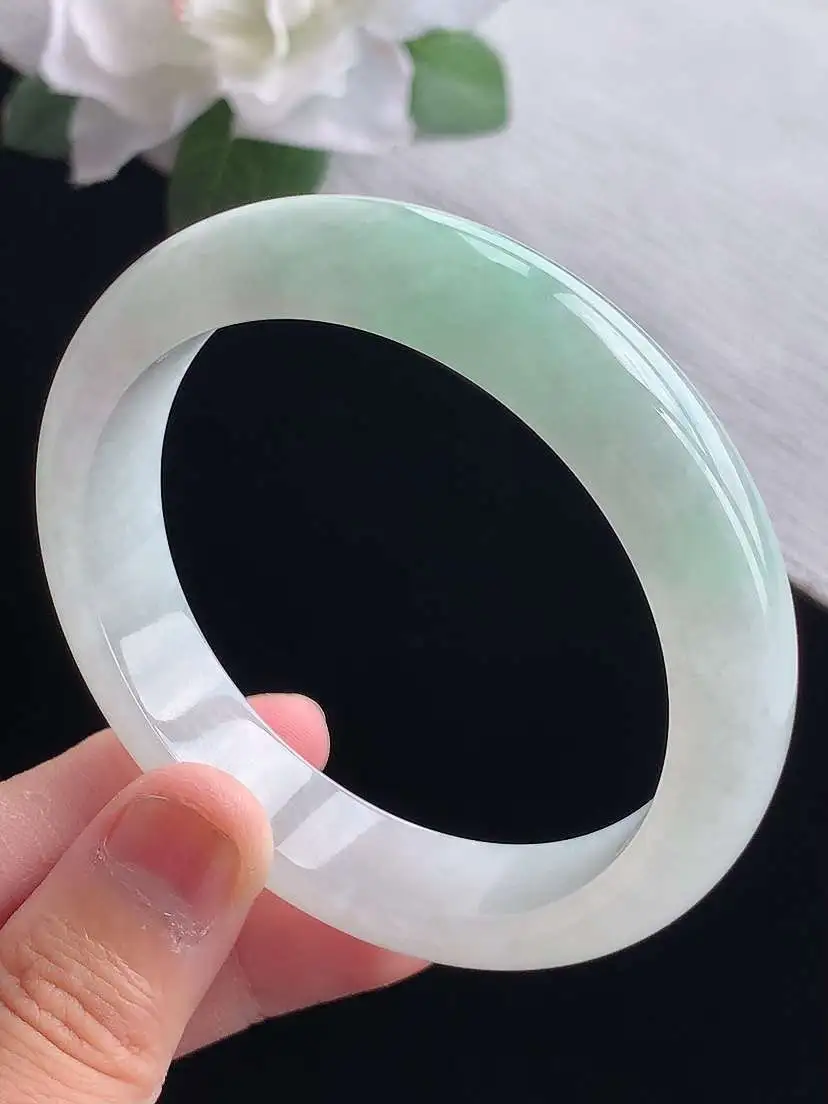 a货翡翠老坑冰种飘绿正装正圈手镯56-57圈口 尺寸56.3×12.5×7.6mm 重量56.50g 0916