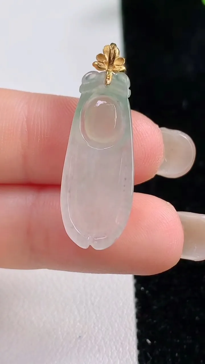天然A货翡翠一鸣惊人吊坠，尺寸26-11-4.7，重量:2.47g
9月17日
