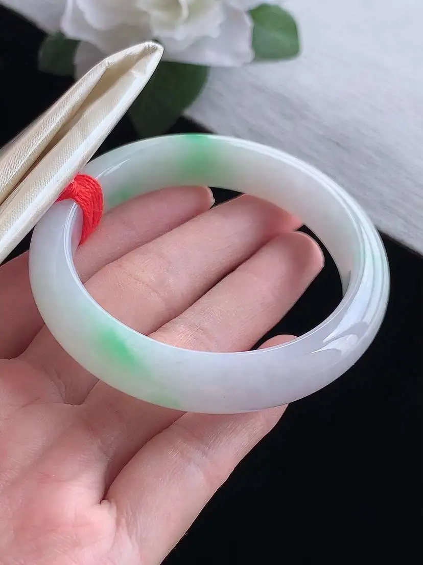 a货翡翠老坑冰种飘阳绿正装正圈手镯52-53小圈口，尺寸52.6×11.4×7.5mm 0916