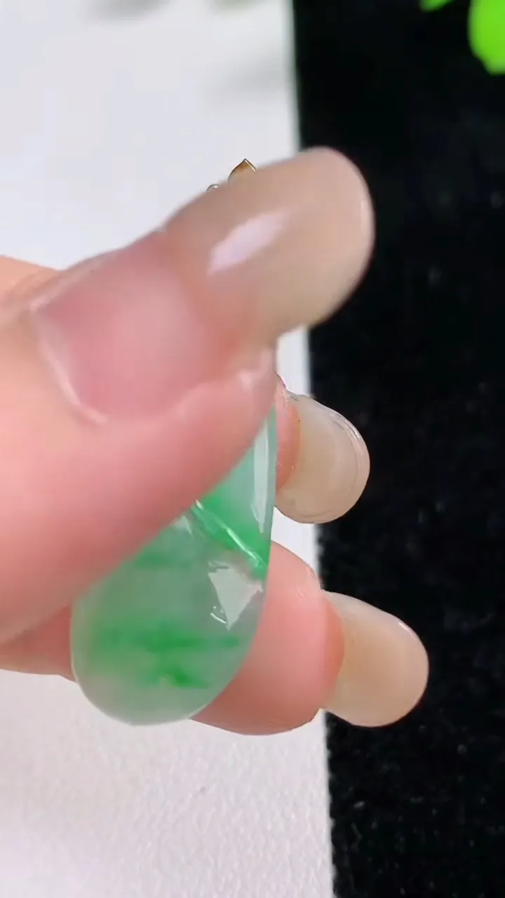 天然A货翡翠福瓜吊坠，尺寸30-12-5，重量:3.20g
9月17日