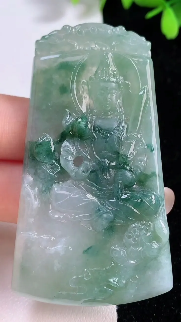 天然A货翡翠飘花虚空藏菩萨吊坠，尺寸66.2-36.3-5.3，重量:29.05g
9月17日