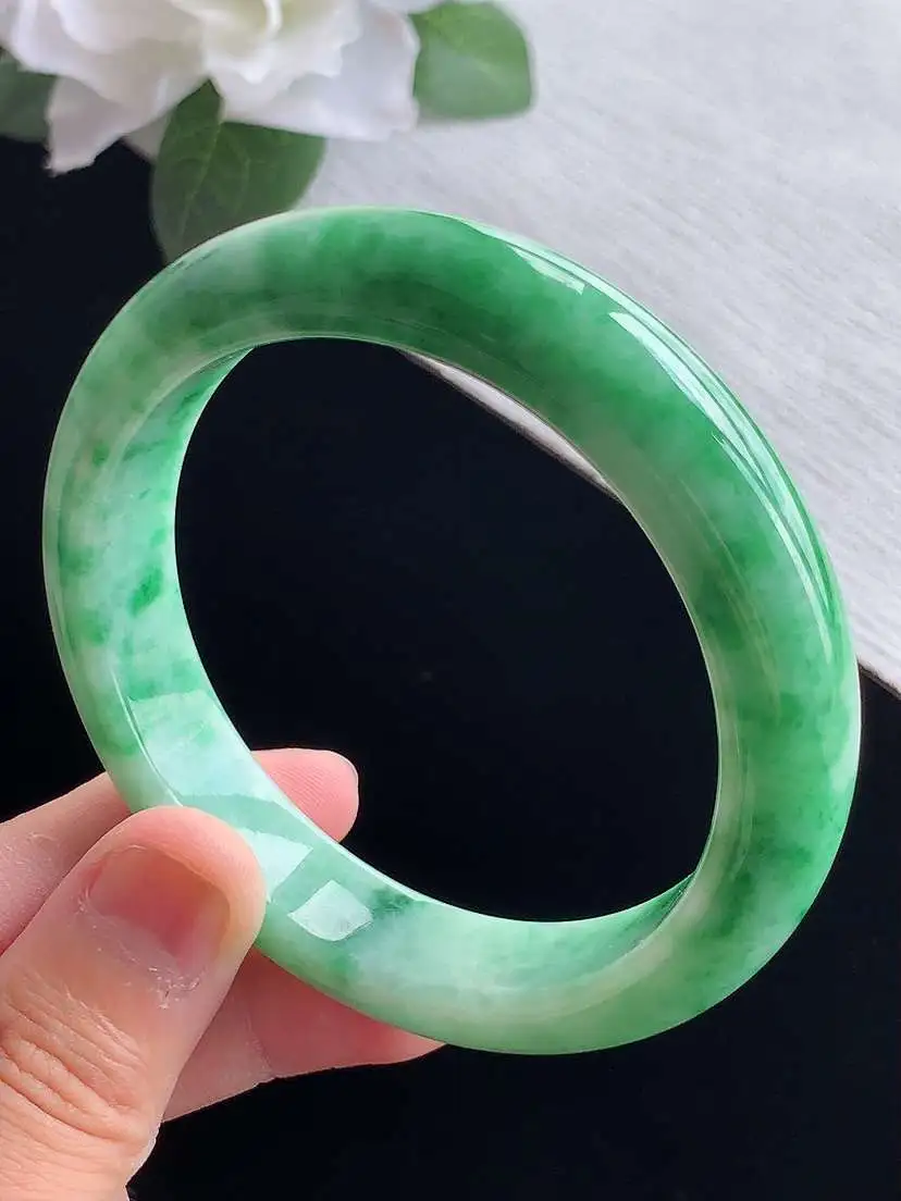 a货翡翠老坑冰润飘绿正装正圈手镯57-58圈口  尺寸57×12.4×8.5mm 重量60.32g 