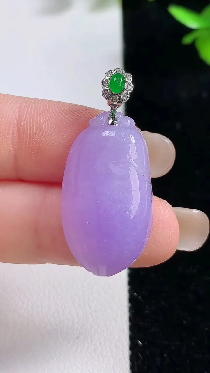 天然A货翡翠种紫罗兰福瓜吊坠，尺寸27.5-15.5-6.8，重:5.90g
9月17日