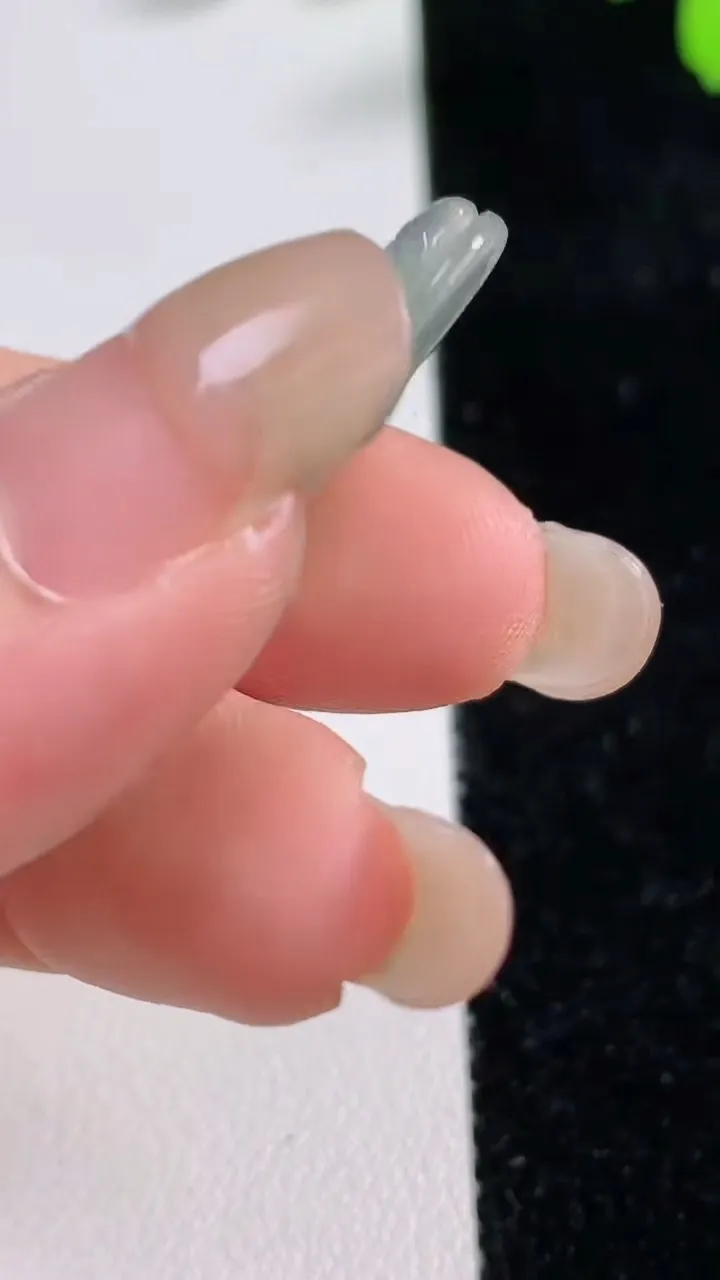 天然A货翡翠观音菩萨吊坠，尺寸45.8-10-3.3，重量:3.50g
9月17日