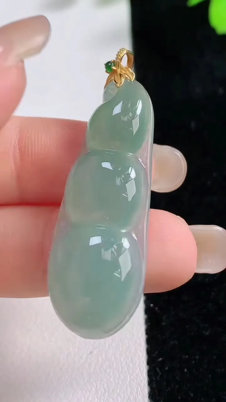 天然A货翡翠福豆吊坠，尺寸42.8-15.8-6，重量:7.03g
9月17日