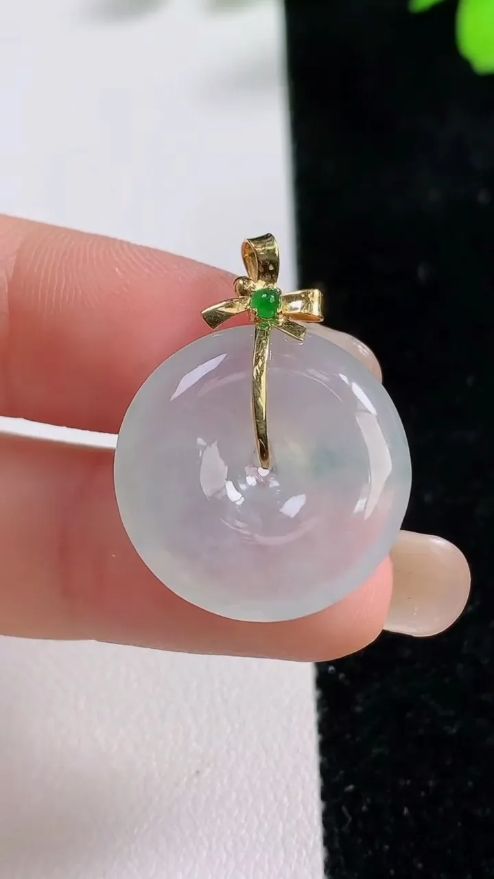 天然A货翡翠平安扣吊坠，尺寸21.2-4.5，重量:4.75g
9月17日