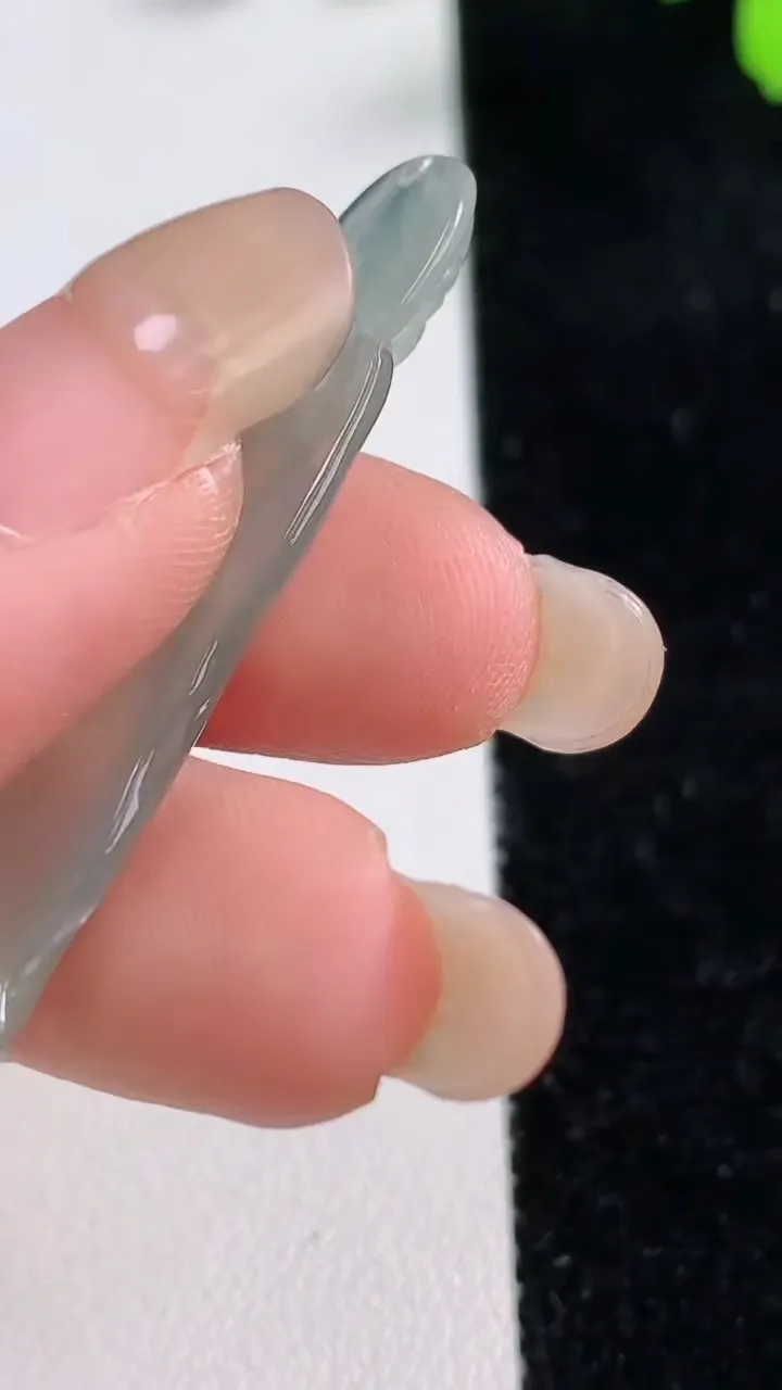 天然A货翡翠观音菩萨吊坠，尺寸45.8-10-3.3，重量:3.50g
9月17日