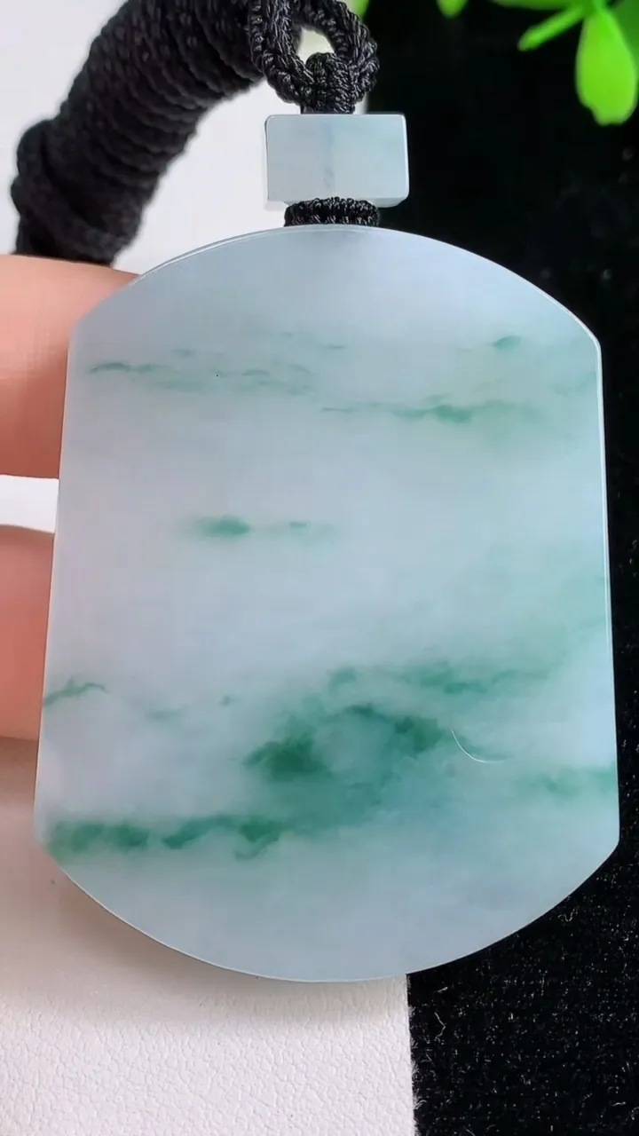 天然A货翡翠冰种飘花无事牌吊坠，尺寸53.6-41.2-5.5，重量:41.11g
9月17日