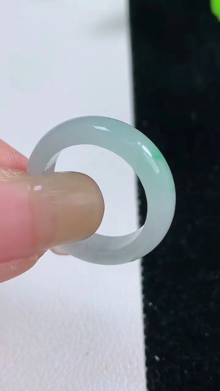 天然A货翡翠指环 戒指，尺寸17.8-5-2.7，重量:3.34g2025年9月17日
工厂直销收藏佳品,种好水足，色泽均匀，有种有色，上手高大气！