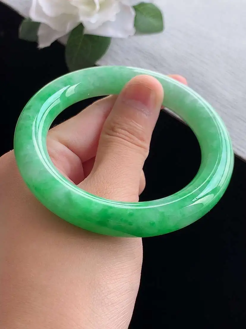 a货翡翠老坑冰种飘绿圆条手镯55-56圈口，尺寸55.5×10.7mm 重量67.60g 0916