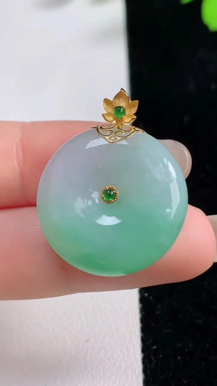天然A货翡翠平安扣吊坠，尺寸23.3-6.7，重量:8.36g
9月17日