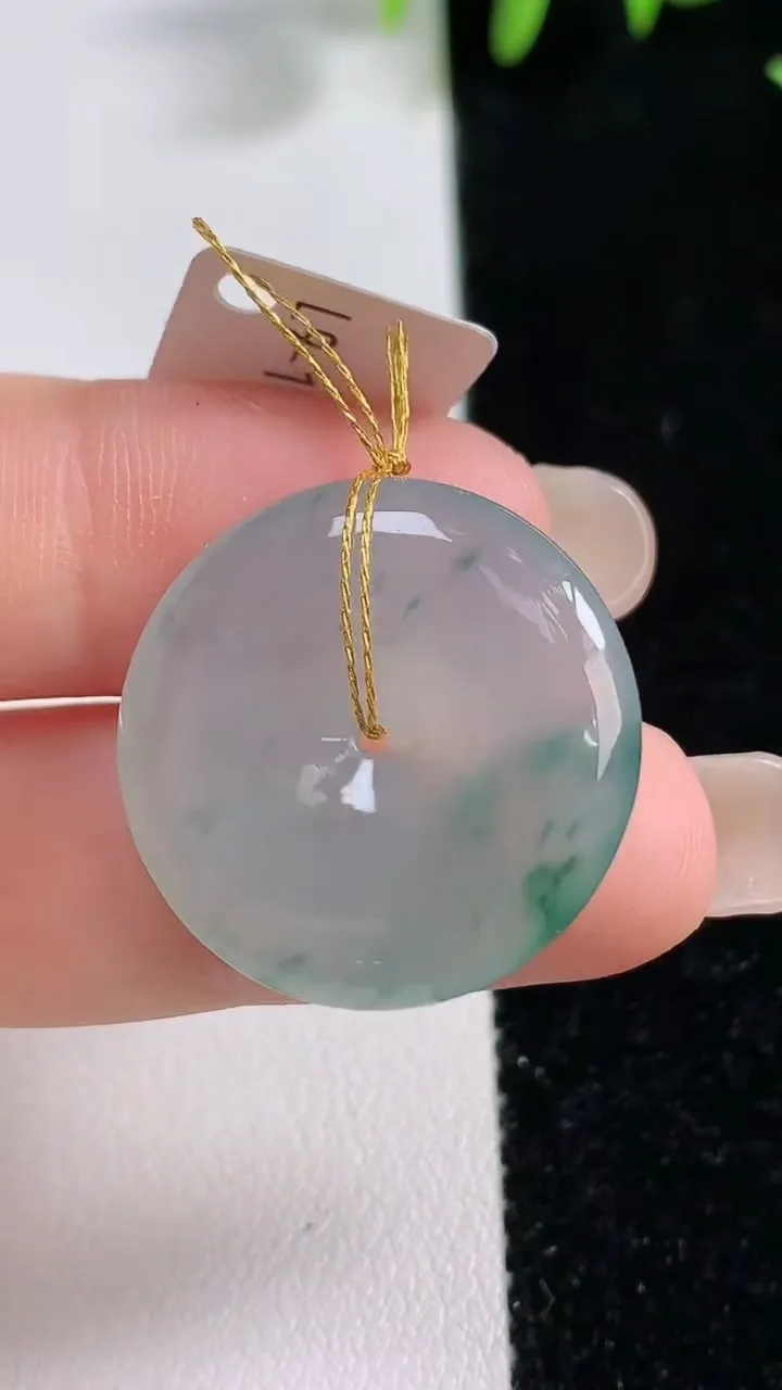 天然A货翡翠冰种飘花平安扣吊坠，尺寸23.7-4.8，重量:6.06g
9月17日